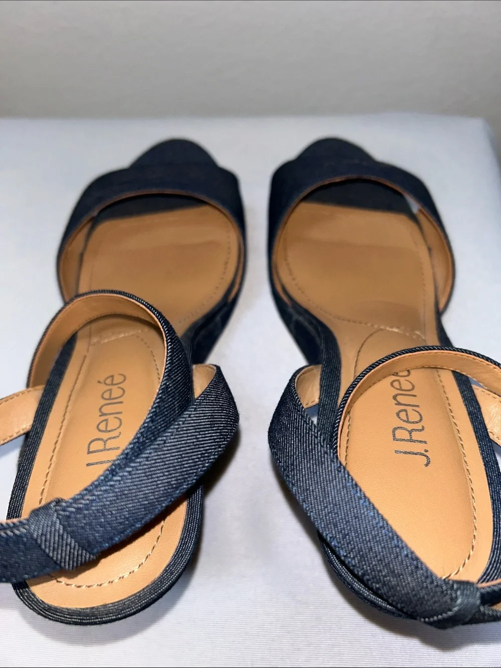 J. Renee EUC White with Toucan Sea Greens Burlap Look Platform Wedge Sz 7.5 Wide
